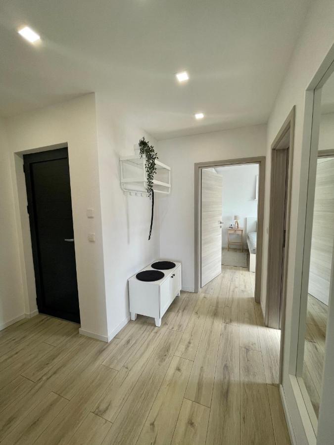 Lambda Holiday Apartments เยเซนิเซ ภายนอก รูปภาพ